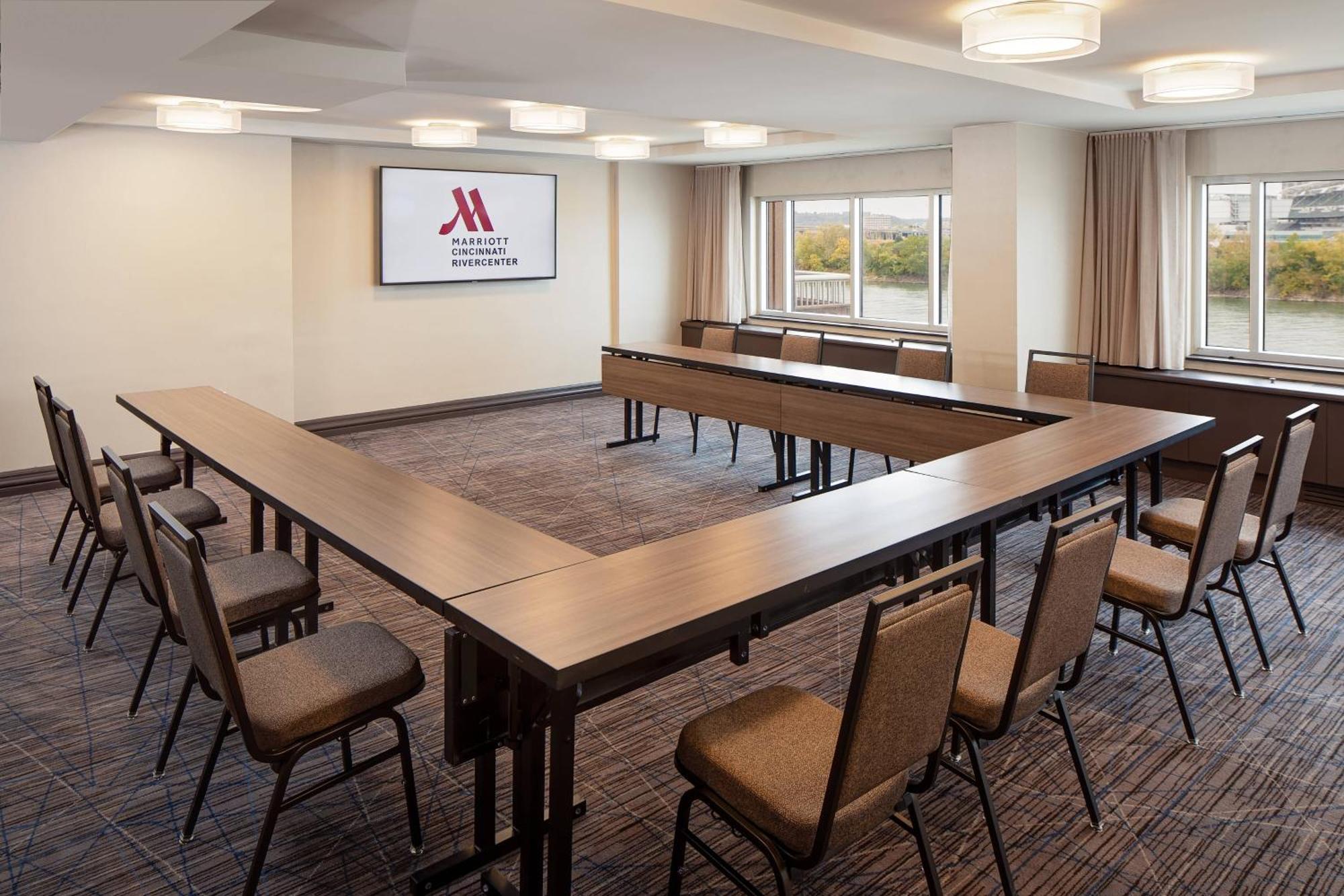 Cincinnati Marriott At Rivercenter 4*