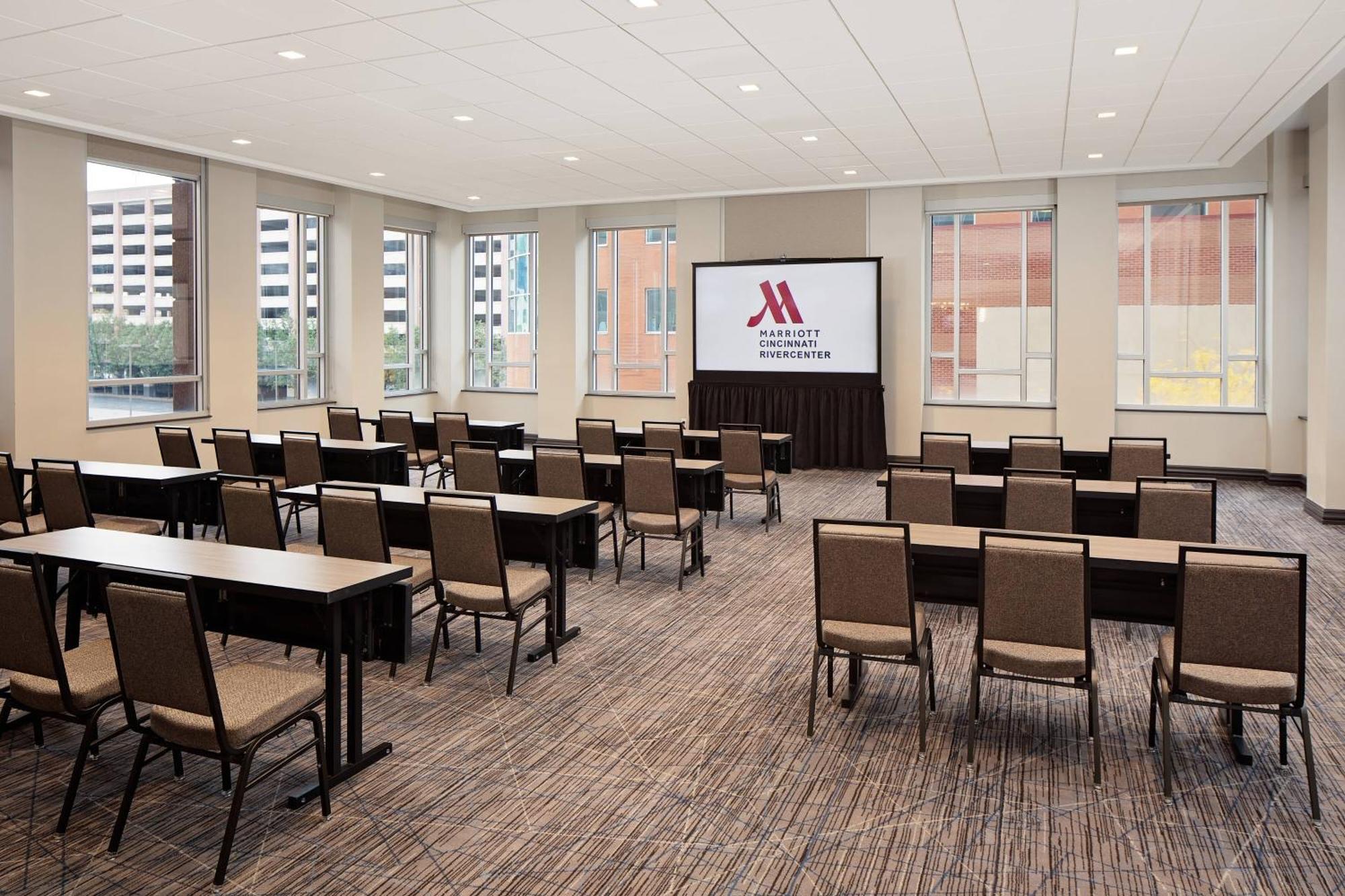 Cincinnati Marriott At Rivercenter 4*