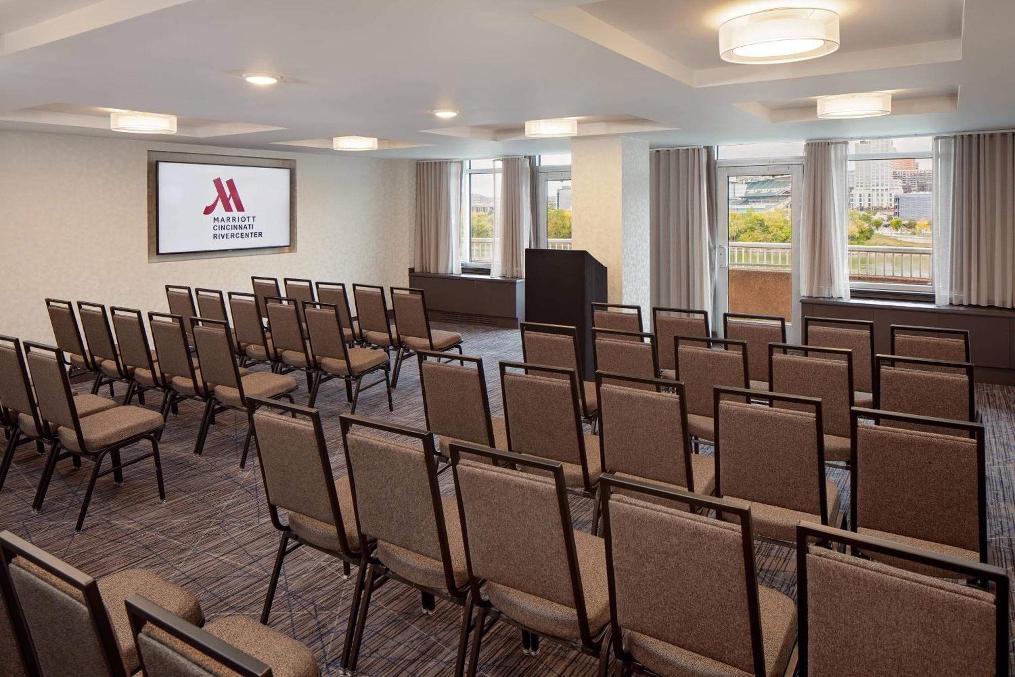 Cincinnati Marriott At Rivercenter Hotel 4*